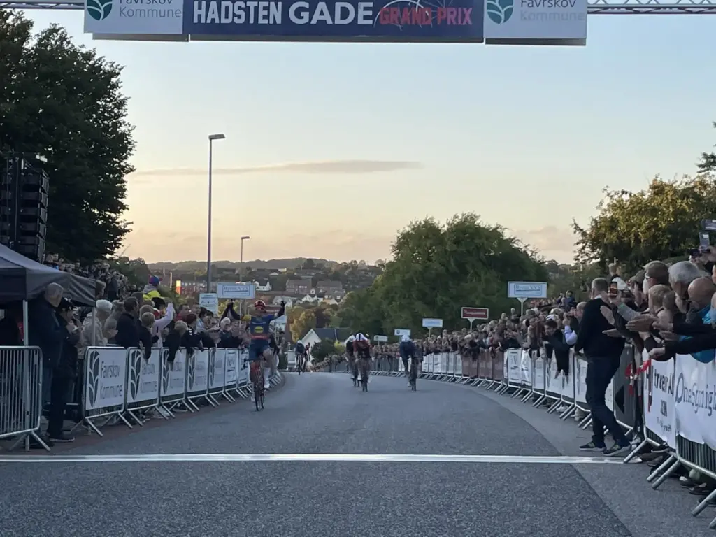 Mads Pedersen triumferer i Hadsten Gade Grand Prix