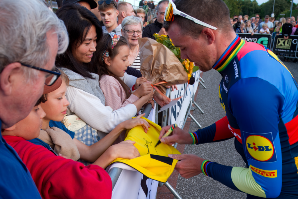 Mads Pedersen giver autografer ved Hadsten Gade grand Prix 2024