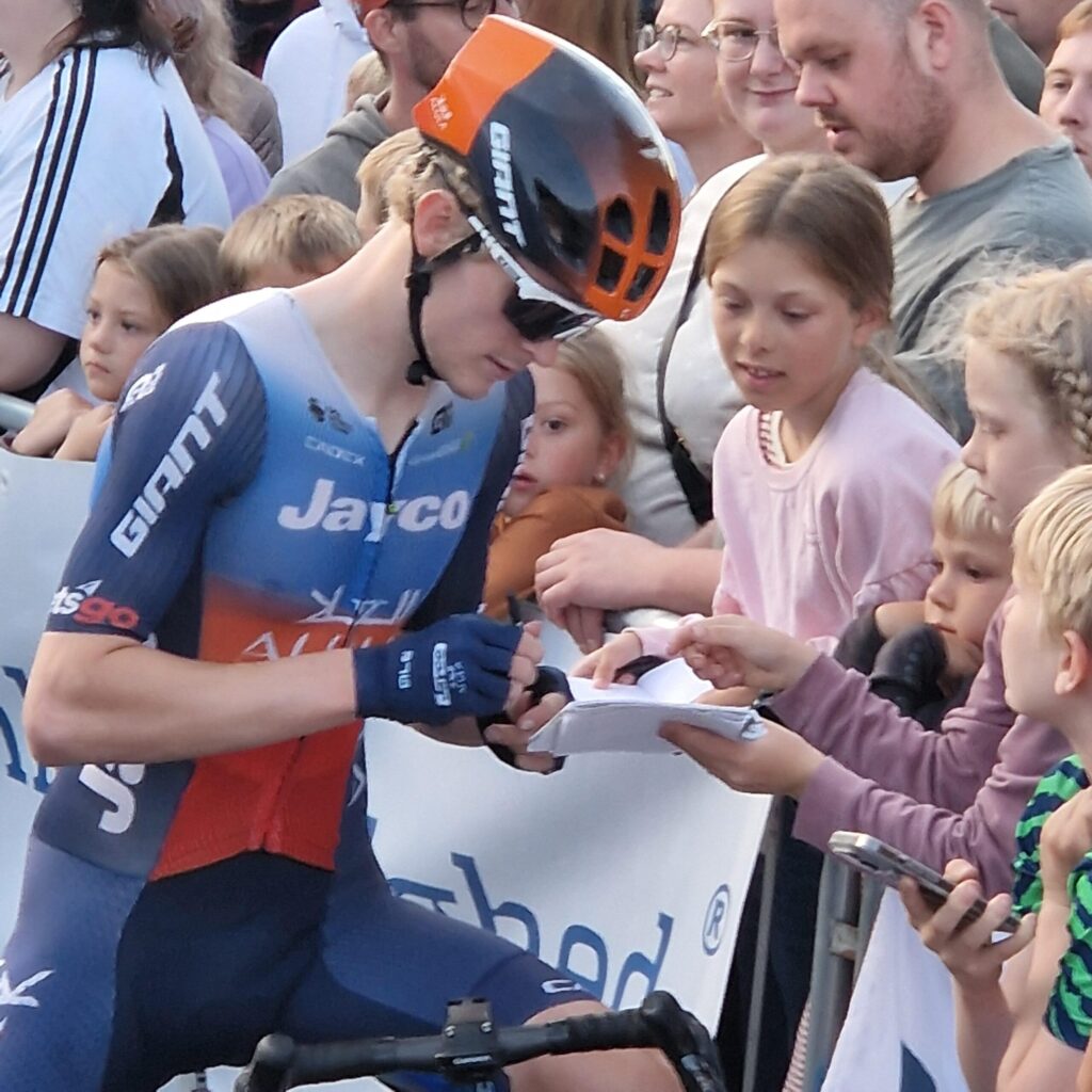Foldager skriver autografer i Hadsten i f.m. sin deltagelse i 2024.