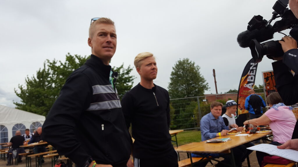 Her ses Michael Valgren sammen med Lars Bak i Fanzonen fra et tidligere år i Hadsten Gade Grand Prix.
